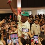 Conselhos e iPads: Tyler, o Criador, retorna à alma mater de sua escola secundária em Hawthorne para retribuir