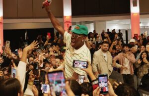 Conselhos e iPads: Tyler, o Criador, retorna à alma mater de sua escola secundária em Hawthorne para retribuir Conselhos e iPads: Tyler, o Criador, retorna à alma mater de sua escola secundária em Hawthorne para retribuir