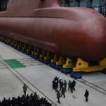 Nesta foto sem data fornecida na quinta-feira, 25 de dezembro de 2025, pelo governo norte-coreano, seu líder Kim Jong Un inspeciona um submarino com propulsão nuclear em construção em um local não revelado.