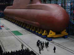 Coreia do Norte demonstra progresso na construção de submarino com propulsão nuclear Nesta foto sem data fornecida na quinta-feira, 25 de dezembro de 2025, pelo governo norte-coreano, seu líder Kim Jong Un inspeciona um submarino com propulsão nuclear em construção em um local não revelado.