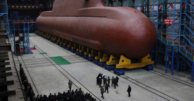 Nesta foto sem data fornecida na quinta-feira, 25 de dezembro de 2025, pelo governo norte-coreano, seu líder Kim Jong Un inspeciona um submarino com propulsão nuclear em construção em um local não revelado.