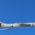 FOTO DE ARQUIVO: O porta-aviões chinês Liaoning navega pelo Estreito de Miyako, perto de Okinawa, a caminho do Pacífico nesta foto de apostila tirada pelas Forças de Autodefesa do Japão e divulgada pelo Gabinete Conjunto do Estado-Maior do Ministério da Defesa do Japão em 4 de abril de 2021. Gabinete Conjunto do Estado-Maior do Ministério da Defesa do Japão / APOSTILA via REUTERS ATENÇÃO EDITORES - ESTA IMAGEM FOI FORNECIDA POR TERCEIROS. CRÉDITO OBRIGATÓRIO. ESTA IMAGEM FOI PROCESSADA PELA REUTERS PARA MELHORAR A QUALIDADE. UMA VERSÃO NÃO PROCESSADA FOI FORNECIDA SEPARADAMENTE/Foto de arquivo