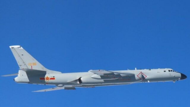 FOTO DE ARQUIVO: O porta-aviões chinês Liaoning navega pelo Estreito de Miyako, perto de Okinawa, a caminho do Pacífico nesta foto de apostila tirada pelas Forças de Autodefesa do Japão e divulgada pelo Gabinete Conjunto do Estado-Maior do Ministério da Defesa do Japão em 4 de abril de 2021. Gabinete Conjunto do Estado-Maior do Ministério da Defesa do Japão / APOSTILA via REUTERS ATENÇÃO EDITORES - ESTA IMAGEM FOI FORNECIDA POR TERCEIROS. CRÉDITO OBRIGATÓRIO. ESTA IMAGEM FOI PROCESSADA PELA REUTERS PARA MELHORAR A QUALIDADE. UMA VERSÃO NÃO PROCESSADA FOI FORNECIDA SEPARADAMENTE/Foto de arquivo