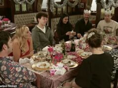Coronation Street revela a identidade da vítima do ataque no dia de Natal após um suspense surpresa Os fãs de Coronation Street terão um choque no dia de Natal depois que o especial festivo deste ano terminou com um momento de angústia enquanto os Driscolls comemoravam seu primeiro Natal em Weatherfield