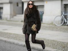 Correr! Essas tendências de calçados de inverno estão vendendo rapidamente na liquidação semestral da Nordstrom Um convidado usa óculos de sol circulares, um cardigã curto vermelho fofo de mangas curtas / abotoado, calça jeans azul marinho de pernas largas, uma bolsa cesta de vime marrom, um lenço de seda com estampa verde / azul / laranja, anéis, sapatos de salto de couro envernizado branco brilhante, um cinto de corrente de ouro, fora do desfile da Hermes, durante a Paris Fashion Week - Menswear Primavera/Verão 2023, em 25 de junho de 2022 em Paris, França.