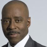 Courtney B. Vance reflete sobre a carreira de décadas e como ser um marido solidário para Angela Bassett: 'Eu sou o garoto-propaganda por seguir seu coração'