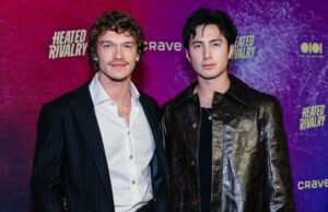 Criador de ‘Heated Rivalry’ encerra questão sobre sexualidade dos atores: ‘Não acho que haja motivo para entrar nessas coisas’ Criador de 'Heated Rivalry' encerra questão sobre sexualidade dos atores: 'Não acho que haja motivo para entrar nessas coisas'