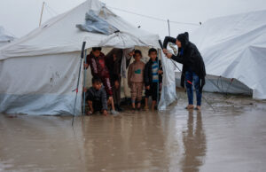 Crianças desesperadas em Gaza tentam manter as enchentes fora das tendas Crianças desesperadas em Gaza tentam manter as enchentes fora das tendas