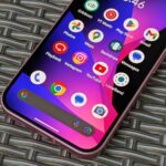 Um telefone Android com tela inicial personalizada.