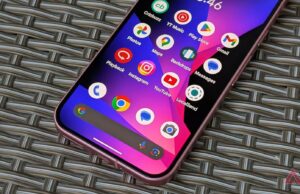 Criei uma tela inicial que me lembra dos meus objetivos sempre que desbloqueio meu telefone – veja como Um telefone Android com tela inicial personalizada.