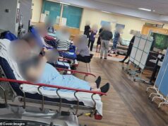 Crise do atendimento de emergência do NHS revelada: 2025 será o pior ano já registrado, números contundentes mostram, já que o Partido Trabalhista é acusado de estar em ‘negação total’ Em setembro, fotos compartilhadas online do Hospital William Harvey em Ashford, Kent, mostraram como ele foi forçado a transformar seu café em uma enfermaria improvisada para pacientes