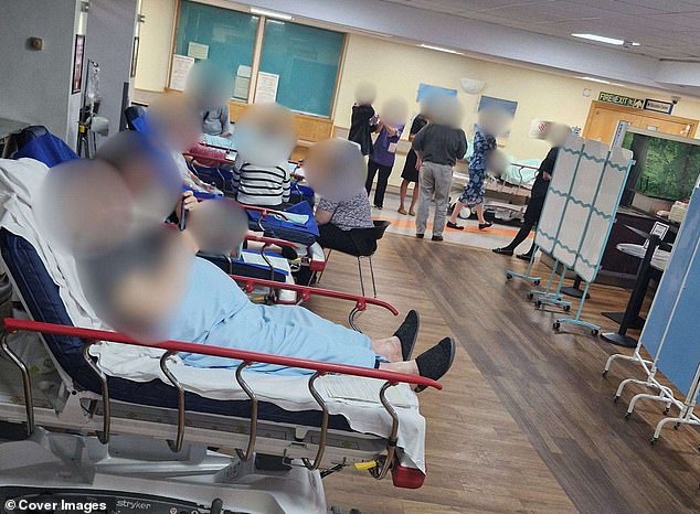 Crise do atendimento de emergência do NHS revelada: 2025 será Em setembro, fotos compartilhadas online do Hospital William Harvey em Ashford, Kent, mostraram como ele foi forçado a transformar seu café em uma enfermaria improvisada para pacientes