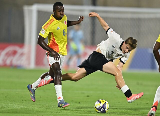 O técnico do Manchester United, Ruben Amorim, é entrevistado após entrevista coletiva no complexo de treinamento Carrington em 2025, em Manchester, Inglaterra.