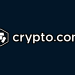 Logotipo da Crypto.com em azul escuro. Crypto.com divulga discretamente que os clientes enfrentarão atraso de três segundos nas apostas esportivas