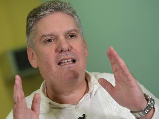 Cuba condena ex-ministro da Economia à prisão perpétua por espionagem
