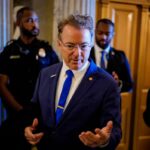 DC está LITERALMENTE gastando seu dinheiro de impostos em negócios de macacos, filhotes de cocaína e US$ 1,2 trilhão em juros