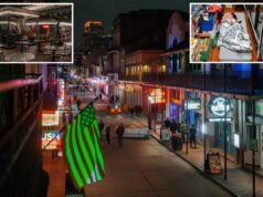 DHS anuncia Nova Orleans como última cidade varrida pela repressão à imigração Bourbon Street à noite com pedestres, letreiros de néon e uma bandeira americana iluminada em verde.