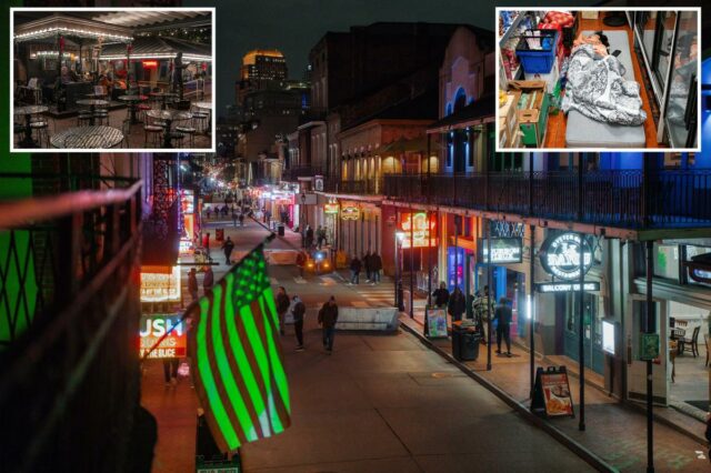 Bourbon Street à noite com pedestres, letreiros de néon e uma bandeira americana iluminada em verde.