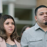 Kilmar Abrego Garcia fala em um comício antes de uma verificação obrigatória no escritório de Imigração e Alfândega em Baltimore, sexta-feira, 12 de dezembro de 2025, depois de ter sido libertado da detenção na quinta-feira sob ordem de um juiz. (Foto AP/Stephanie Scarbrough)