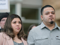 DOJ pressionou para processar Kilmar Abrego Garcia somente após deportação equivocada, diz ordem do juiz Kilmar Abrego Garcia fala em um comício antes de uma verificação obrigatória no escritório de Imigração e Alfândega em Baltimore, sexta-feira, 12 de dezembro de 2025, depois de ter sido libertado da detenção na quinta-feira sob ordem de um juiz. (Foto AP/Stephanie Scarbrough)