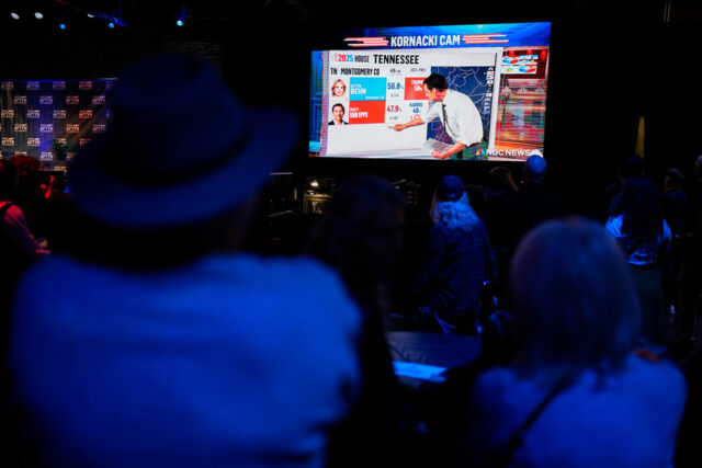 Dado o resultado da eleição especial do Tennessee, o Partido ARQUIVO - Esta imagem combinada mostra Aftyn Behn, à esquerda, 13 de novembro de 2025, Nashville, Tennessee e Matt Van Epps, 12 de novembro de 2025, em Nashville, Tennessee (AP Photo/George Walker IV, arquivo)