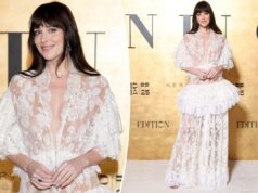 Dakota Johnson impressiona com renda branca transparente no Red Sea International Film Festival Dakota Johnson impressiona com renda branca transparente no Red Sea International Film Festival