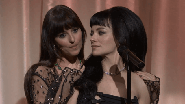 Dakota Johnson se junta a Lily Allen para interpretar 'Madeline' Dakota Johnson se junta a Lily Allen para interpretar 'Madeline' no 'SNL'