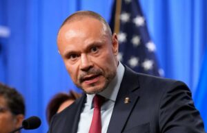 Dan Bongino se preparando para deixar o cargo de vice-diretor do FBI – com rumores de um substituto esperando nos bastidores Dan Bongino, vice-diretor do FBI, fala durante entrevista coletiva.