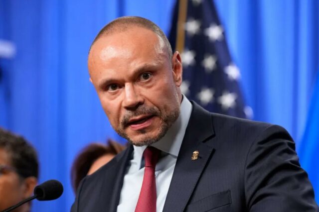 Dan Bongino se preparando para deixar o cargo de vice-diretor Dan Bongino, vice-diretor do FBI, fala durante entrevista coletiva.