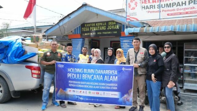 Danareksa envia 5 toneladas de arroz e milhares de pacotes Danareksa envia 5 toneladas de arroz e milhares de pacotes de alimentos básicos para a área KIM Ring 1 para vítimas do desastre em Medan