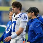 Daniel Jones, nº 17 do Indianapolis Colts, sai de campo após uma lesão contra o Jacksonville Jaguars durante o primeiro quarto no EverBank Stadium em 7 de dezembro de 2025 em Jacksonville, Flórida.