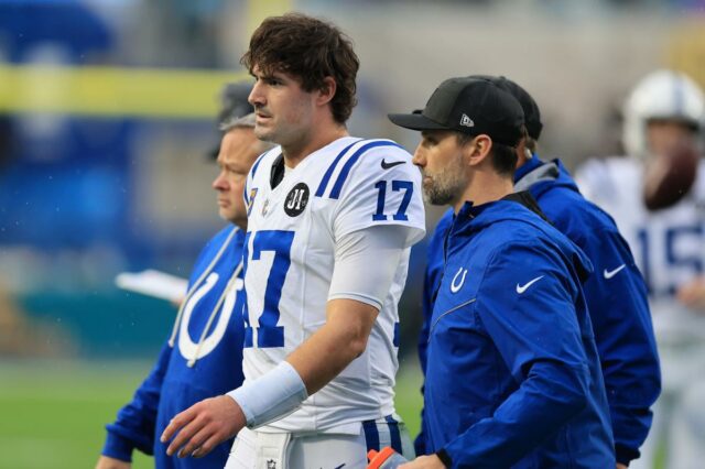 Daniel Jones quebra o silêncio após uma lesão esmagadora enquanto Daniel Jones, nº 17 do Indianapolis Colts, sai de campo após uma lesão contra o Jacksonville Jaguars durante o primeiro quarto no EverBank Stadium em 7 de dezembro de 2025 em Jacksonville, Flórida.