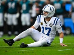 Daniel Jones sofre lesão no tendão de Aquiles em golpe chocante dos Colts O quarterback do Colts, Daniel Jones, agarra o tornozelo direito após sofrer uma lesão contra o Jaguars em 7 de dezembro de 2025.
