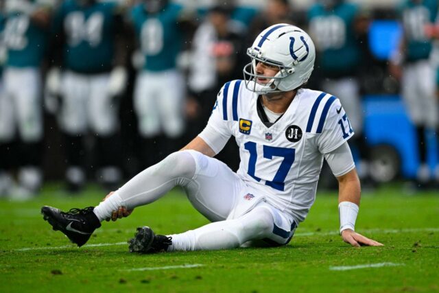 Daniel Jones sofre lesão no tendão de Aquiles em golpe O quarterback do Colts, Daniel Jones, agarra o tornozelo direito após sofrer uma lesão contra o Jaguars em 7 de dezembro de 2025.