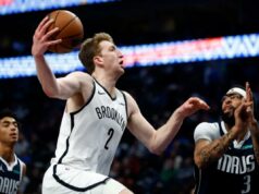 Danny Wolf continua a impressionar os Nets de várias maneiras: ‘Joga como se pertencesse’ Danny Wolf nº 2 do Brooklyn Nets vai para a cesta enquanto Anthony Davis nº 3 do Dallas Mavericks defende no primeiro tempo no American Airlines Center em 12 de dezembro de 2025 em Dallas, Texas.
