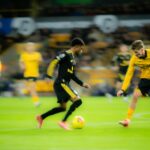 Amad Diallo, do Manchester United, chuta para o gol durante a partida da Premier League entre Wolverhampton Wanderers e Manchester United em Molineux, em 8 de dezembro de 2025