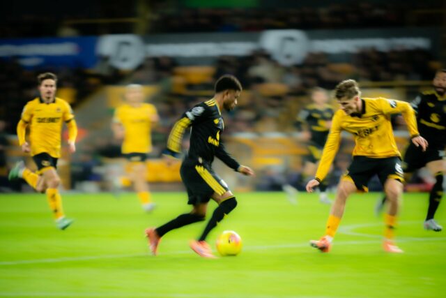 Amad Diallo, do Manchester United, chuta para o gol durante a partida da Premier League entre Wolverhampton Wanderers e Manchester United em Molineux, em 8 de dezembro de 2025