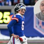 14/12/25 - O quarterback Jaxson Dart # 6 do New York Giants reage em campo durante o quarto período do jogo Giants e Washington Commanders em East Rutherford, NJ. Os Comandantes venceram por 29-21.