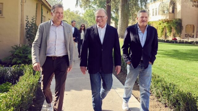 David Zaslav faz um tour pelo backlot para os co-CEOs da Netflix, Ted Sarandos e Greg Peters | Fotos
