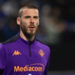 O ex-goleiro Alex Stepney, do Manchester United, posa com David de Gea