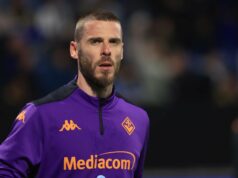 David de Gea criticado pela mídia italiana enquanto a lenda do Man United parece condenada ao rebaixamento O ex-goleiro Alex Stepney, do Manchester United, posa com David de Gea