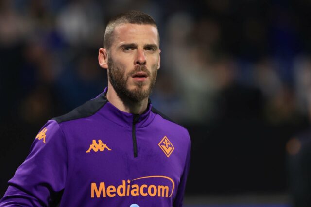 David de Gea criticado pela mídia italiana enquanto a lenda O ex-goleiro Alex Stepney, do Manchester United, posa com David de Gea