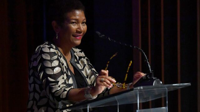 DeDe Lea, chefe global de políticas públicas e relações governamentais da Paramount, sairá em janeiro
