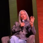 Deepa Mehta reflete sobre carreira, controvérsia sobre a 'água' e permanência independente no Festival de Cinema de Cingapura