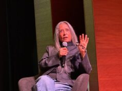 Deepa Mehta reflete sobre carreira, controvérsia sobre a ‘água’ e permanência independente no Festival de Cinema de Cingapura Deepa Mehta reflete sobre carreira, controvérsia sobre a 'água' e permanência independente no Festival de Cinema de Cingapura