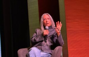 Deepa Mehta reflete sobre carreira, controvérsia sobre a ‘água’ e permanência independente no Festival de Cinema de Cingapura Deepa Mehta reflete sobre carreira, controvérsia sobre a 'água' e permanência independente no Festival de Cinema de Cingapura