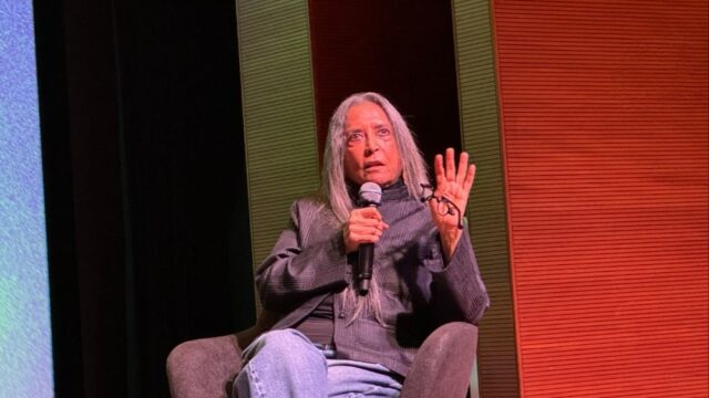 Deepa Mehta reflete sobre carreira, controvérsia sobre a 'água' e permanência independente no Festival de Cinema de Cingapura
