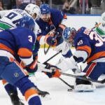 O goleiro do New York Islanders, Ilya Sorokin (30), faz uma defesa durante o segundo período de um jogo contra o Vancouver Canucks na UBS Arena em Elmont, NY, na sexta-feira, 19 de dezembro de 2025.