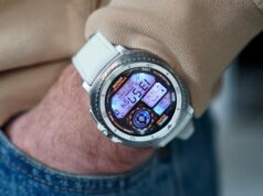 Dei chances ao Galaxy Watch 8 Classic 3. Ele falhou todas as vezes O Samsung Galaxy Watch 8 Classic em um pulso em frente a uma parede de concreto