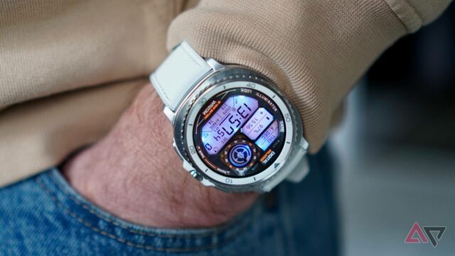 Dei chances ao Galaxy Watch 8 Classic 3. Ele falhou O Samsung Galaxy Watch 8 Classic em um pulso em frente a uma parede de concreto